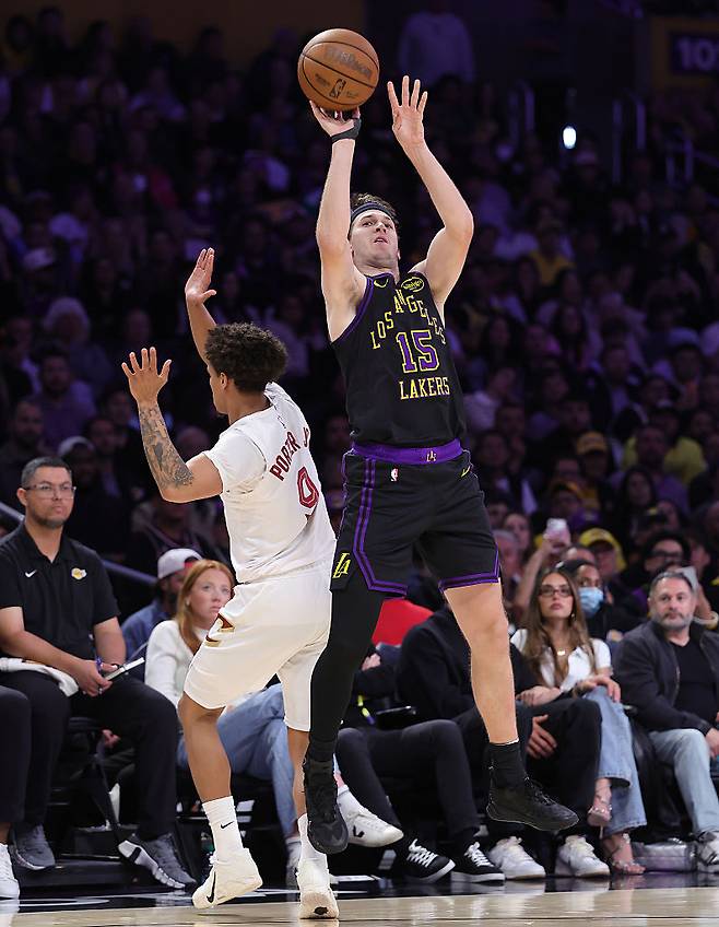 LA 레이커스 오스틴 리브스가 1일 클리블랜드전에서 외곽슛을 던지고 있다. Getty Images코리아