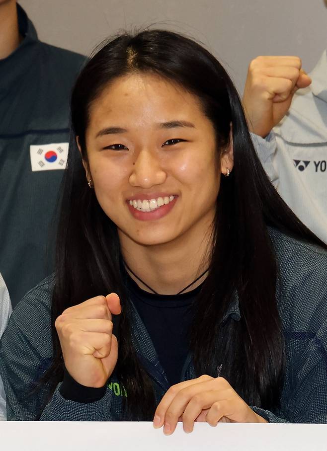 ▲ 아시아 정상에 오르며 메이저 대회 그랜드슬램의 대업을 달성한 세계 배드민턴 여자 단식의 '절대 강자' 안세영이 13일 인천국제공항 2터미널을 통해 귀국해 기념촬영하고 있다. ⓒ연합뉴스