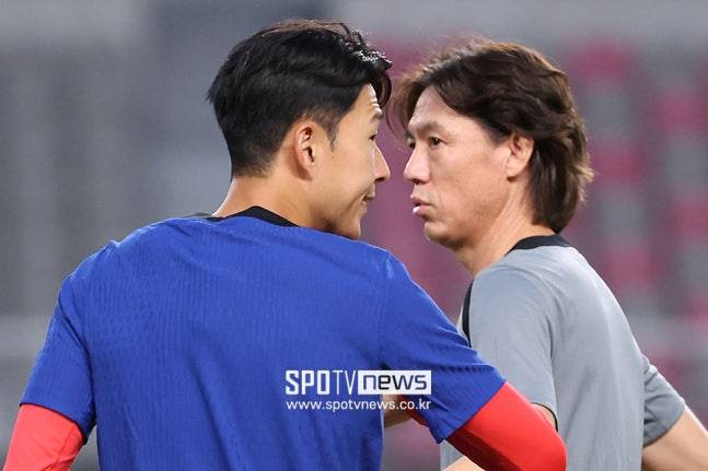 ▲ 손흥민(사진 왼쪽)이 총대를 멘다. 멕시코 대표 고지대인 푸에블라에서 ‘월드컵 리허설’에 가까운 시험대에 가장 먼저 오른다.&nbsp;손흥민 개인은 물론 홍명보호에도 귀중한 데이터가 될 확률이 높다.