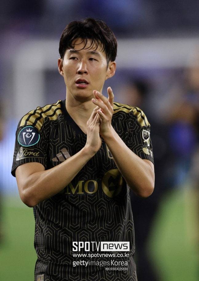 ▲ LAFC 역시 '푸에블라 변수'를 고려한 듯 철저히 준비했다.&nbsp;지난 12일 포틀랜드 팀버스 원정에서 손흥민(사진)을 비롯해 위고 요리스, 세르지 팔렌시아 등 삼십대 주축 자원을 과감히 제외했다.&nbsp;중앙 미드필더 마티외 슈아니에르와 스트라이커 드니 부앙가 또한 후반 교체로 체력을 아꼈다.&nbsp;결과는 1-2 석패였지만 로테이션 근거는 분명했다. 마크 도스 산토스 감독은 크루스 아술 원정에 대비한 체력 비축을 리그 무패보다 더 중시했다.