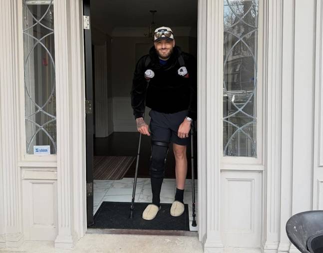 목발을 짚은 폰세. /사진=폰세 와이프 엠마 폰세 SNS