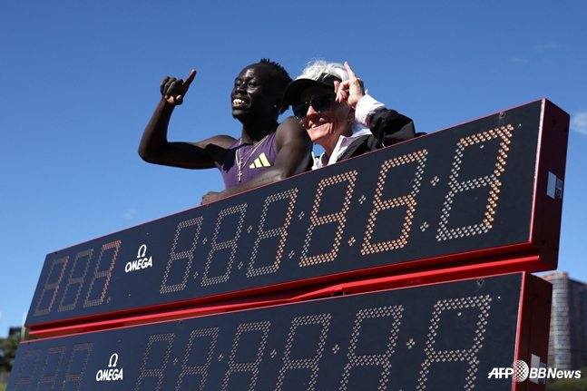 구트 구트(왼쪽)가 자신의 신기록과 함께 기념사진을 찍고 있다. /AFPBBNews=뉴스1