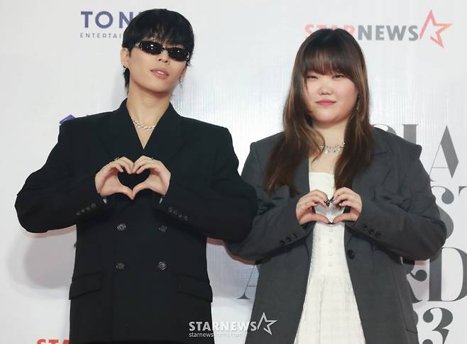 악뮤 이찬혁, 이수현이 14일 필리핀 아레나에서 열린 '2023 아시아 아티스트 어워즈 인 필리핀'(2023 Asia Artist Awards IN THE PHIPPINES, 이하 '2023 AAA') 레드카펫 행사에 참석해 포즈를 취하고 있다. 2023.12.14 /사진=이동훈