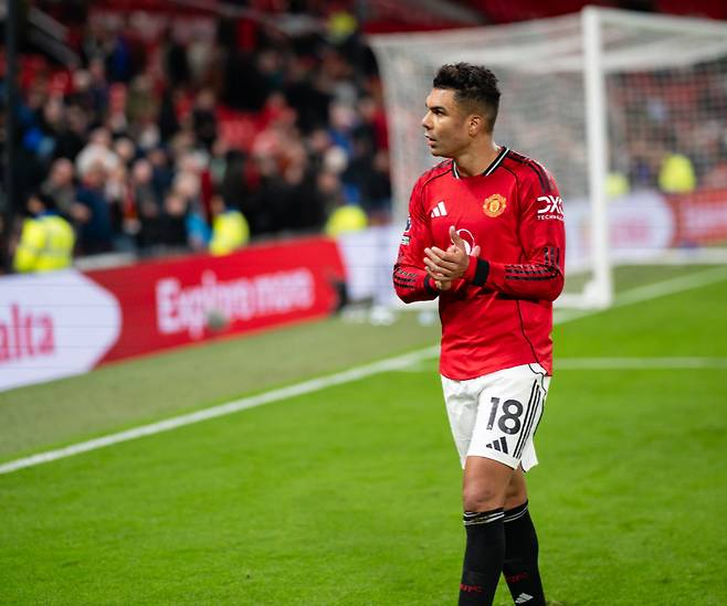 경기 후 팬들에게 인사하는 카세미루. /사진=맨유 공식 SNS 갈무리