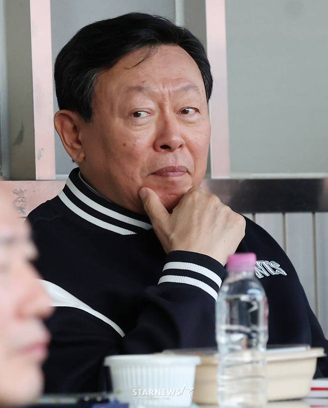 [B하인드★] '잠실오서방' 오스틴, 롯데 신동빈 구단주 앞에서 역전 솔로포 쾅! 8연승 동시에 10승 선착 축포