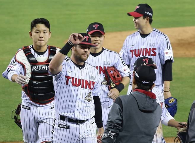 [B하인드★] '잠실오서방' 오스틴, 롯데 신동빈 구단주 앞에서 역전 솔로포 쾅! 8연승 동시에 10승 선착 축포