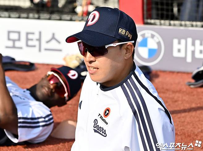 두산 베어스가 트레이드로 데려온 베테랑 외야수 손아섭을 곧바로 1군 등록 뒤 지명타자 선발로 기용한다.&nbsp;두산은 14일 한화 이글스와 외야수 손아섭을 받고 현금 1억 5000만원과 투수 이교훈을 내주는 트레이드를 단행했다.&nbsp;두산이 손아섭 트레이드를 먼저 타진했고, 시즌 초반 극심한 불펜진 불안을 겪은 한화가 반대급부로 투수를 요구했다. 두산은 1군이 아닌 퓨처스리그에서 계속 뛰고 있었던 좌완 이교훈을 한화에 넘겨주기로 결단했다. 또 현금 1억 5000만원을 더 지급하면서 손아섭 빅딜이 완성됐다.&nbsp;손아섭은 트레이드 당일 열리는 인천 SSG전에 손아섭을 2번 지명타자 선발로 넣었다. 인천, 김한준 기자