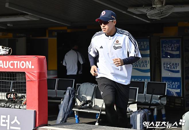 두산 베어스가 트레이드로 데려온 베테랑 외야수 손아섭을 곧바로 1군 등록 뒤 지명타자 선발로 기용한다.&nbsp;두산은 14일 한화 이글스와 외야수 손아섭을 받고 현금 1억 5000만원과 투수 이교훈을 내주는 트레이드를 단행했다.&nbsp;두산이 손아섭 트레이드를 먼저 타진했고, 시즌 초반 극심한 불펜진 불안을 겪은 한화가 반대급부로 투수를 요구했다. 두산은 1군이 아닌 퓨처스리그에서 계속 뛰고 있었던 좌완 이교훈을 한화에 넘겨주기로 결단했다. 또 현금 1억 5000만원을 더 지급하면서 손아섭 빅딜이 완성됐다.&nbsp;손아섭은 트레이드 당일 열리는 인천 SSG전에 손아섭을 2번 지명타자 선발로 넣었다. 인천, 김한준 기자