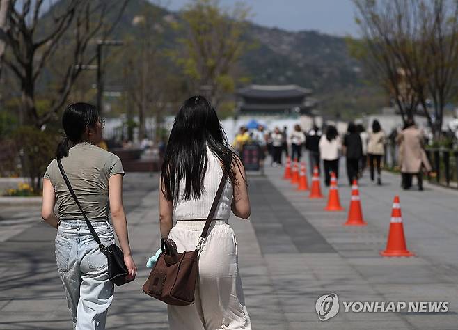 초여름 날씨, 이제는 반팔 (서울=연합뉴스) 이지은 기자 = 서울의 낮 최고기온이 25도까지 오르는 등 때이른 초여름 날씨를 보인 13일 서울 광화문광장에서 가벼운 옷차림의 외국인들이 이동하고 있다. 2026.4.13 jieunlee@yna.co.kr