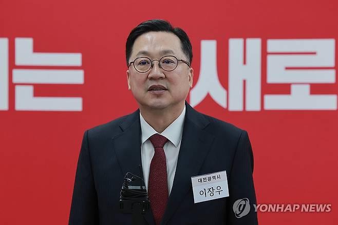 6·3 지방선거 대전시장 도전하는 이장우 대전시장 (서울=연합뉴스) 신현우 기자 = 6·3 지방선거 대전시장에 도전하는 이장우 대전시장이 10일 서울 영등포구 여의도 국민의힘 중앙당사에서 열린 광역단체장 후보 면접을 마치고 취재진 질문에 답하고 있다. 2026.3.10 nowwego@yna.co.kr
