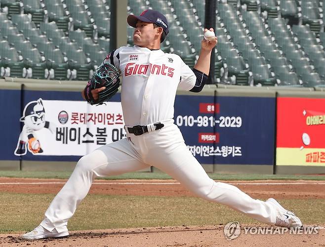 투구하는 김진욱 (부산=연합뉴스) 강선배 기자 = 19일 부산 사직야구장에서 열린 프로야구 두산 베어스와 롯데 자이언츠의 시범경기. 1회 초 롯데 선발투수 김진욱이 역투하고 있다. 2026.3.19 sbkang@yna.co.kr
