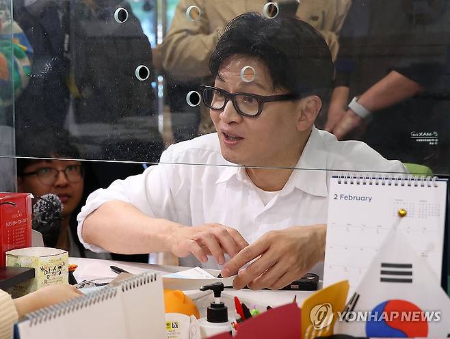 부산 북구 만덕으로 전입신고한 한동훈 (부산=연합뉴스) 손형주 기자 = 한동훈 전 국민의힘 대표가 14일 오후 부산 북구 만덕2동 행정복지센터를 찾아 전입신고를 하고 있다. 2026.4.14 handbrother@yna.co.kr