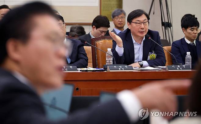 질의 답하는 이화영 전 부지사 (서울=연합뉴스) 이동해 기자 = 14일 국회 '윤석열 정권 정치검찰 조작기소 의혹 사건 진상규명' 국정조사특별위원회에서 열린 쌍방울 대북 송금 사건 관련 청문회에서 증인으로 출석한 이화영 전 경기도 평화부지사가 의원 질의에 답하고 있다. 2026.4.14 eastsea@yna.co.kr