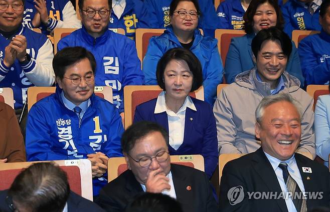 수원 현장 최고위원회의 (수원=연합뉴스) 홍기원 기자 = 더불어민주당 김동연(왼쪽부터), 추미애, 한준호 경기도지사 민주당 후보자가 6일 경기도 수원시 경기아트센터에서 열린 더불어민주당 현장최고위원회의를 지켜보고 있다. 2026.4.6 [공동취재] xanadu@yna.co.kr