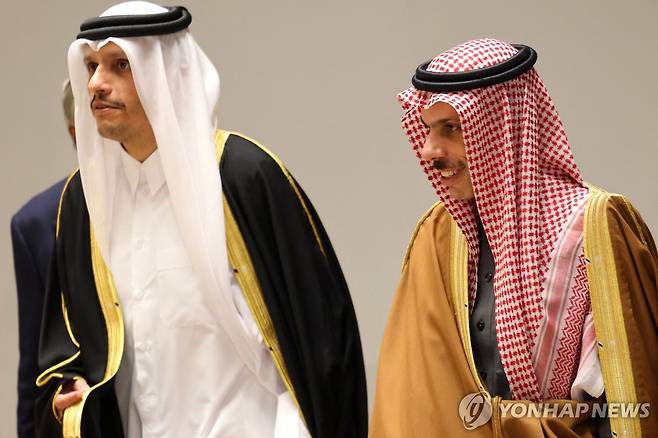 카타르 외무장관(좌)과 사우디아리비아 외무장관 [AFP 연합뉴스 자료사진 재판매 및 DB 금지]
