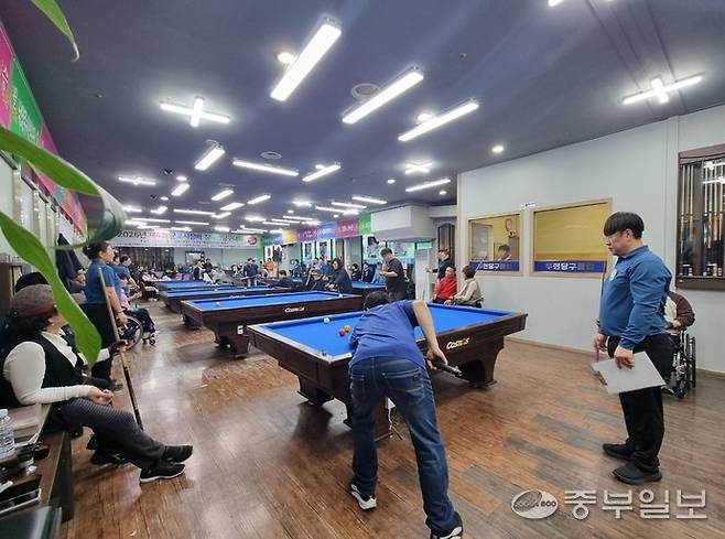 군포시장배 장애인당구대회에 출전한 선수들의 경기모습. 사진=김명철기자