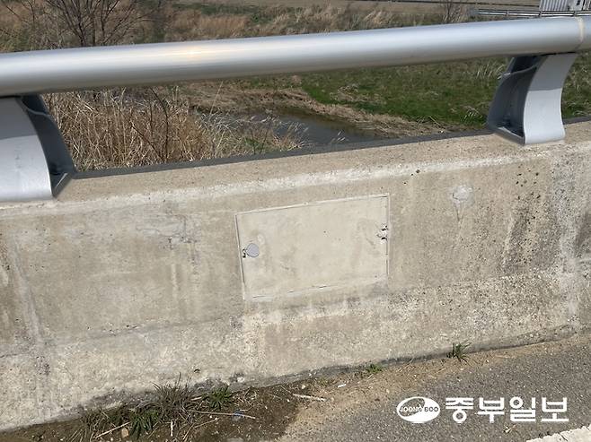 15일 오후 평택시 오성면 교포새마을교의 교량 표지판이 사라진 채 방치된 모습. 조미림기자