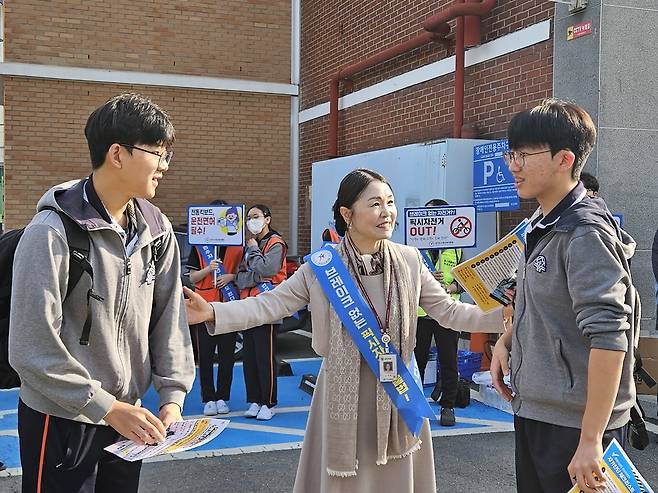 지난 14일 수원 동수원중학교에서 열린 'PM 및 픽시자전거 교통안전 캠페인'에서 김선경 수원교육지원청장이 학생들에게 교통안전을 독려하고 있다.