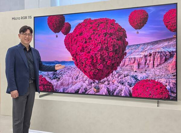 용석우 삼성전자 영상디스플레이사업부 사장이 '더 퍼스트룩 서울 2026' 행사에서 115형 '마이크로 RGB' TV를 소개하고 있다.