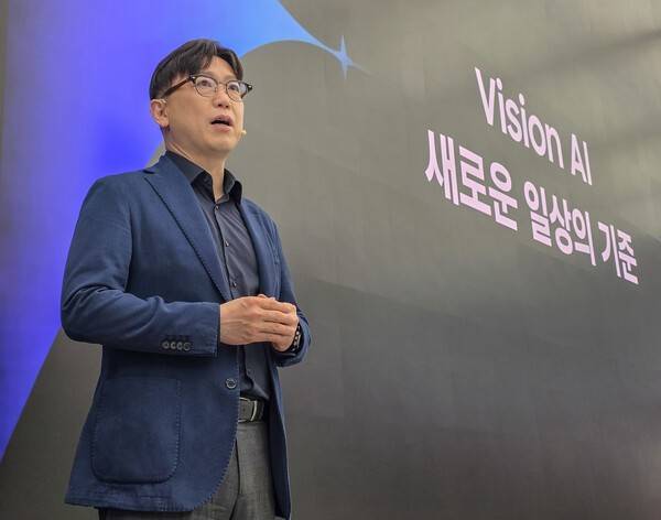 용석우 삼성전자 영상디스플레이사업부 사장이 '더 퍼스트룩 서울 2026' 행사에서 오프닝 스피치를 하고 있다.