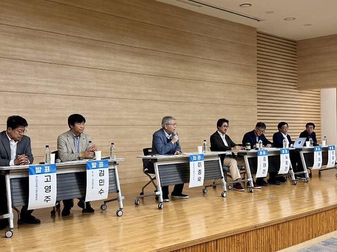 15일 열린 토론회 발표자들과 좌장을 맡은 이종욱 서울과학기술대학교 교수. (사진=임효인 기자)