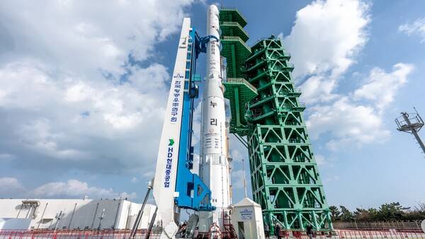 한국형발사체 누리호가 지난 2025년 전남 고흥 나로우주센터에서 4차 발사를 위해 기립하고 있다. 한국항공우주연구원 제공