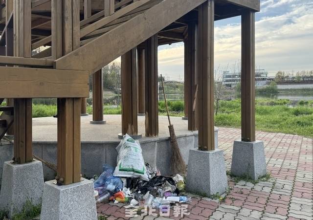 12일 사람들이 많이 이용하는 전주천 정자 옆에 쓰레기가 쌓여있다. /이상구 수습기자