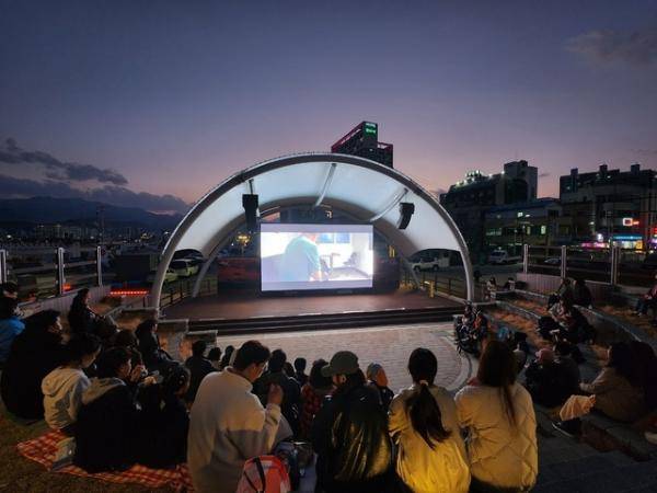 ◇속초시가 매주 토요일마다 상영하는 무료 영화 ‘선셋시네마’가 관람객들로부터 호평을 받고 있다.