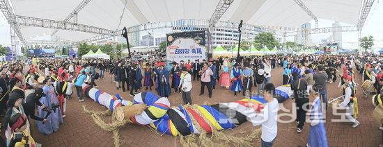 ▲ 2026 태화강마두희축제는 6월19~21일 사흘간 태화강변 및 성남동 일원에서 열린다. 사진은 지난해 축제 모습. 중구문화원 제공