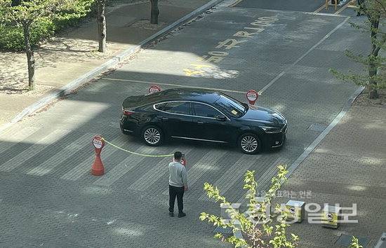 ▲ 지난 13일 울산 중구의 한 아파트에서 주차 위반 단속에 반발한 입주민이 단지 내 도로를 가로질러 주차해 통행에 불편을 주고 있다. 독자 제공