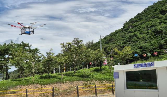 상주시 드론배송센터에서 드론택배 시운전을 하고 있다. 상주시 제공