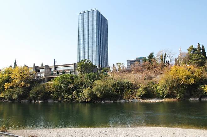 몬테네그로 수도 포드고리차 중앙을 가로질러 흐르는 리브니차강. 몬테네그로 사람들은 이상하리만큼 세르비아를 형제처럼 여긴다. /박필우 작가 제공