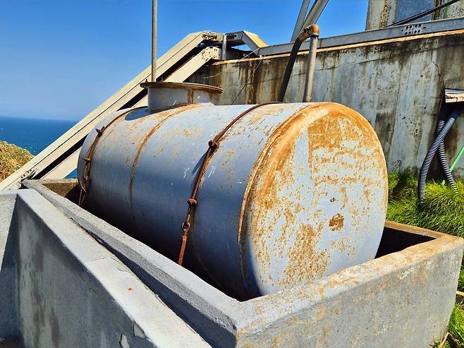 붉은 녹이 전면을 뒤덮은 채 방치된 독도경비대 발전기용 유류 저장탱크. 맨눈으로도 확인할 수 있는 심각한 부식 상태가 그동안의 관리 소홀을 적나라하게 보여주고 있다. /독자 제공