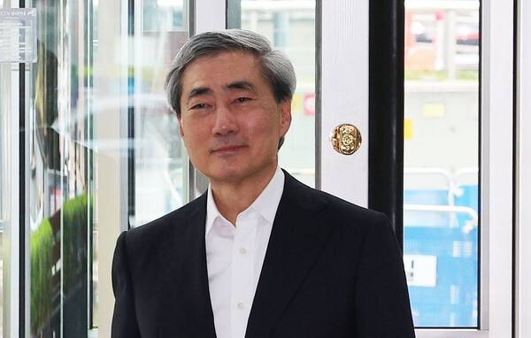 신현송 한국은행 총재 후보자가 1일 서울 중구 한화금융플라자에 마련된 인사청문회준비사무실로 출근하고 있다. 연합뉴스