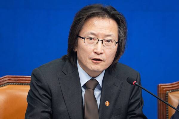 주병기 공정거래위원장이 9일 서울 여의도 국회에서 열린 더불어민주당 중동전쟁 위기 극복을 위한 고통분담 '주유소-정유사 사회적대화 상생협약식'에서 인사말을 하고 있다. 뉴스1