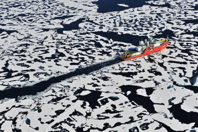 해양수산부가 북극항로 시대에 발맞춰 항만 전략 수립을 위한 용역에 착수했다. 사진은 북극해를 항해 중인 연구선 아라온호. KIOST 제공