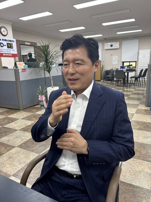 구자근 국민의힘 경북도당 공천관리위원장은 15일 제10차 회의를 연 뒤 공천 결과를 발표하며 기자들의 질문에 답하고 있다. 이혜림 기자