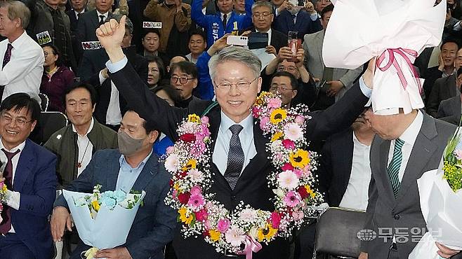 더불어민주당 전남광주통합특별시장 후보 결선 투표 결과가 발표된 14일 7월 출범하는 통합특별시장 초대 수장 후보가 된 민형배 후보가 마륵동 선거캠프에서 지지자들과 함께 환호하고 있다.
양광삼기자 ygs02@mdilbo.com