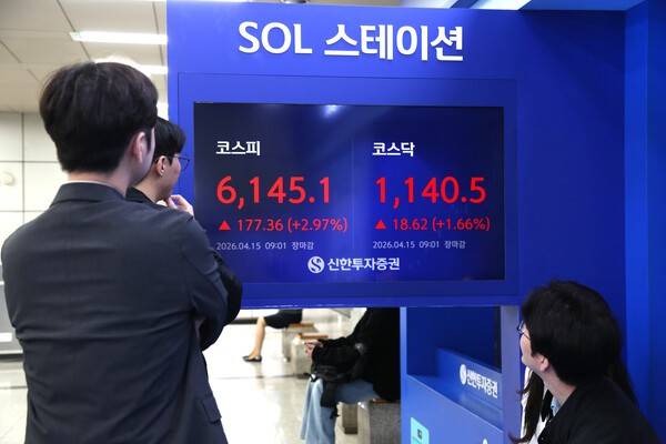 코스피가 장중 6000p를 넘어 여의도역사를 지나가는 시민들이 쳐다보고 있다. [출처=신한투자증권]