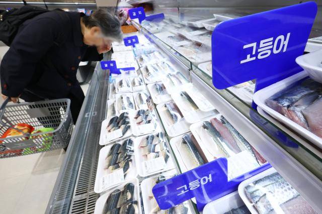 고등어 최대 50 할인…대한민국 수산대전 개최    서울연합뉴스 진연수 기자  해양수산부는 수산인의 날을 앞두고 봄철 제철 수산물 소비를 촉진하고 물가 안정을 도모하기 위해 대한민국 수산대전을 개최한다     이번 행사는 다음 달 12일까지 전국 56개 온오프라인 판매처에서 진행되며 명태·고등어·갈치·오징어 등 주요 수산물을 최대 50 할인된 가격에 구입할 수 있다     사진은 25일 서울의 한 대형마트 수산물 코너에서 장 보는 시민 2026325    jin90ynacokr2026-03-25 130548저작권자 ⓒ ㈜연합뉴스 무단 전재 재배포 금지 AI 학습 및 활용 금지저작권자 ⓒ ㈜연합뉴스 무단 전재 재배포 금지 AI 학습 및 활용 금지