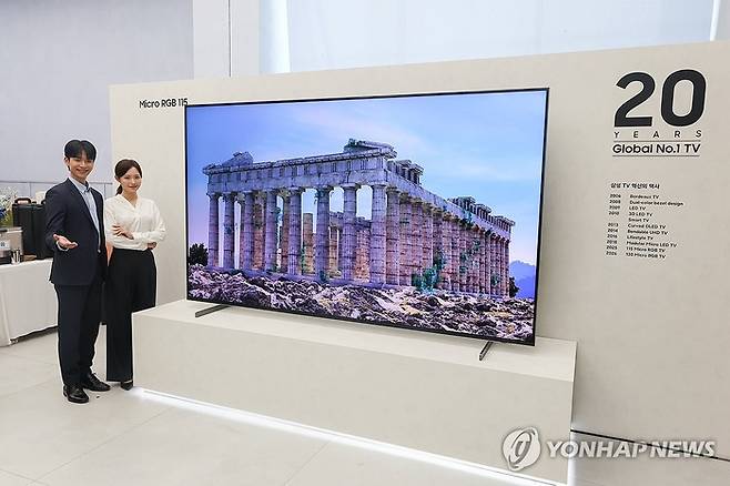15일 서울 서초구 삼성 강남에서 열린 삼성전자 2026년형 TV 신제품 미디어 브리핑에서 모델들이 마이크로 RGB 115형 제품을 소개하고 있다.삼성전자는 2026년 새로 출시되는 마이크로 RGB·OLED·네오 QLED·미니 LED·UHD등 TV 라인업에 통합 AI 플랫폼 비전 AI 컴패니언 등 혁신 AI 기능을 탑재해 TV 시청 몰입감을 높이고 고도화된 콘텐츠 경험을 제공할 예정이라고 밝혔다. /사진:연합