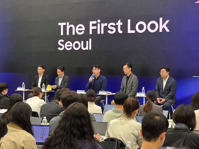 용석우 삼성전자 영상디스플레이사업부 사장이 15일 서울 서초구 삼성 강남에서 열린 2026년형 TV 신제품 출시 행사에서 질의응답을 하고 있다.왼쪽부터 삼성전자 영상디스플레이사업부 이헌 부사장, 손태용 부사장, 용 사장, 한국총괄 임성택 부사장, 김용훈 상무. /사진:삼성전자