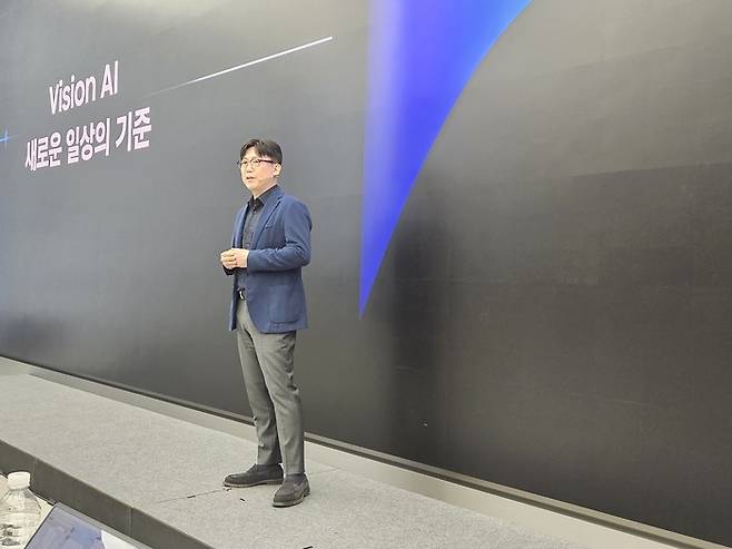 용석우 삼성전자 영상디스플레이사업부 사장이 15일 서울 서초구 삼성 강남에서 열린 2026년형 TV 신제품 출시 행사에서 질의응답을 하고 있다. 심화영기자