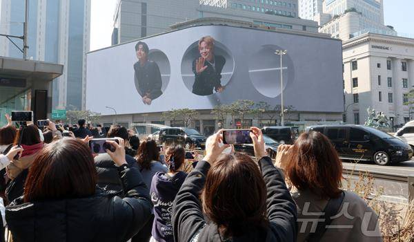 방탄소년단 컴백 영상 찍는 관광객들 / 제공=뉴스1
