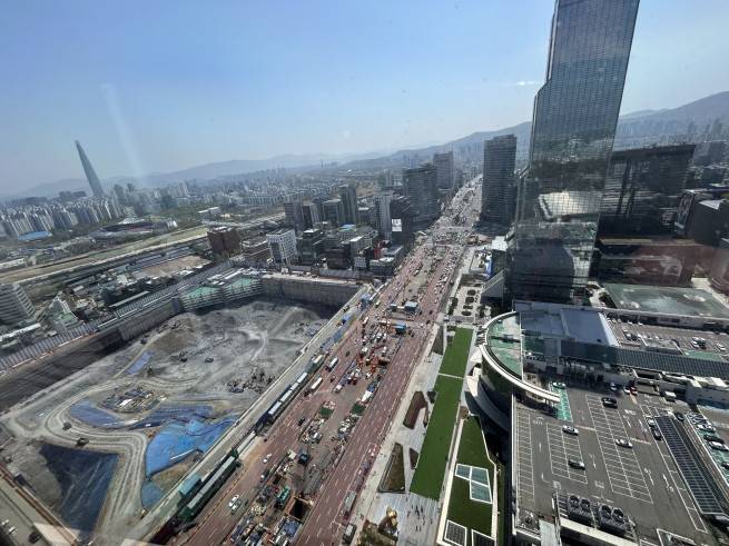 서울 강남구 코엑스에서 영동대로 일대를 바라본 모습. 왼쪽으로 현대자동차 글로벌비즈니스콤플렉스(GBC) 공사 현장이 보인다.(천상우 1000tkddn@)