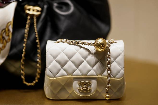 프랑스 파리의 한 샤넬 매장에 상품이 진열되어 있다. (로이터/연합뉴스)