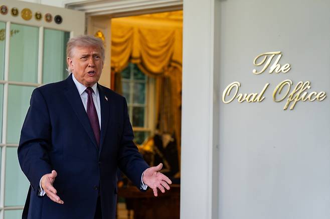 도널드 트럼프 미국 대통령이 13일(현지시간) 백악관 집무실에서 기자들에게 발언하고 있다.(워싱턴D.C/EPA연합뉴스)