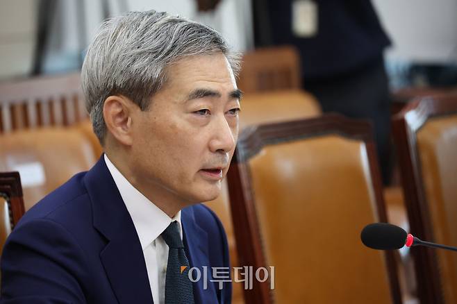 신현송 한국은행 총재 후보자가 15일 서울 여의도 국회 재정경제기획위원회에서 열린 인사청문회에서 의원 질의에 답하고 있다. 고이란 기자 photoeran@