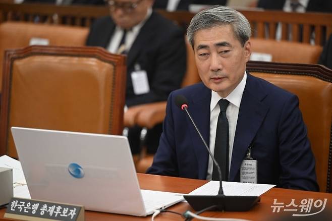 신현송 한국은행 총재 후보자가 15일 오전 서울 여의도 국회 재정경제기획위원회(재경위)에서 열린 인사청문회에서 의원의 질문에 답변하고 있다. 사진=강민석 기자