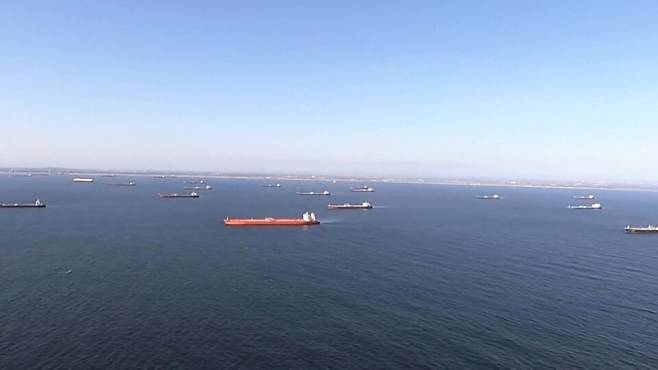 호르무즈 해협에 정박 중인 선박들./연합뉴스